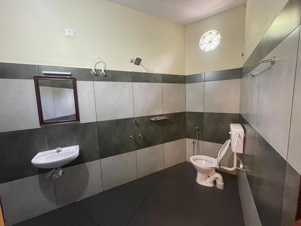 Kalpadiyil Hotel Balarampuram Buitenkant foto